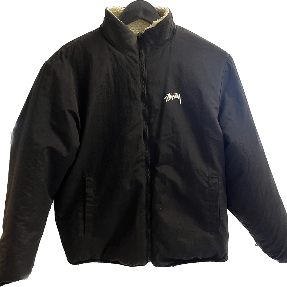 Beige och svart teddyjacka från Stussy - 2