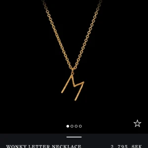 Maria Nilsdotter halsband! - Jättefint halsband med bokstaven L från Maria Nilsdotter! Det är i guld och längden på kedjan är 45! Nypriset ligger på 2795 och jag säljer för 1699! Nyskick!❤️