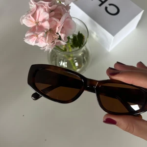 Bruna solglasögon från CHIMI i modell Tortoise - Snygga solglasögon från CHIMI i modellen 09 Tortoise. Nästintill nya och har inga defekter. Nypris 1350kr