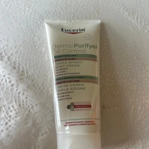 Eucerin Dermo Purifyer Oil Control Triple Effect Body Cream - HELT NY. OÖPPNADE...... Eucerin Dermo Purifyer Oil Control är en kroppskräm speciellt framtagen för aknebenägen hud. Den hjälper till att reducera blemmor och märken efter akne, återfuktar och mjukgör huden. Kommer i en vit tub med gröna och röda detaljer.