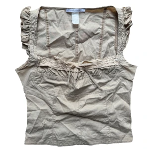 Vintage Beige blus med spets och volang - Beige spets liknande corset. Ingen aning om storlek då lappen har tynat bort. Skulle uppskatta till en S-M. 