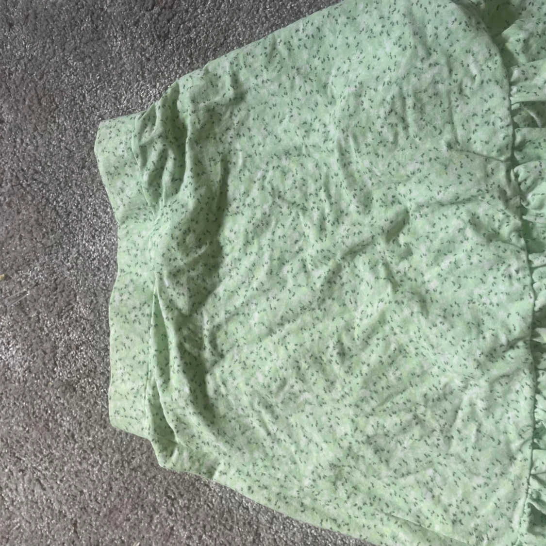 Ljusgrön blommig kjol med volang från Gina Tricot - 2