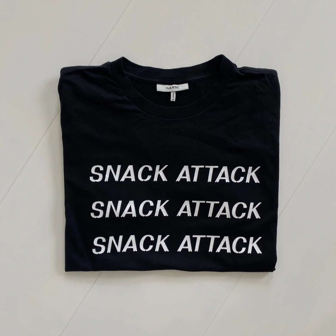 Svart t-shirt med text från GANNI