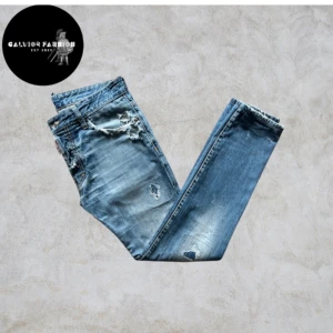 Dsquared2 jeans - Dsquared2 jeans, stl 46. Ursprungligen rak modell med lätt baggy passform, men benen är omsydda till slim fit. Insytt tyg finns kvar – jag kan klipper bort det innan leverans om du vill ha dem slim, annars sprätta och återställa till original. Snygga fabriksslitningar, inga defekter.    ~                                                                           Nypris ca 3499 kr. Vårt pris: 495 kr (för följare) 549 kr för  icke följare. Hör av dig vid frågor och mått – alla följare får rabatten!