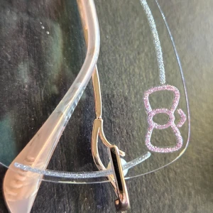 Hello Kitty glasögon  - Specialbeställda från USA Utan styrka Med Blåljusfilter  Endast testade, passade inte mig. Nypris 800 + 200 kr frakt  Linsen har en glittrig rosa rosett i hörnet för en söt touch. Kommer med svart fodral och rosa putsduk. Pris kan diskuteras vid snabb affär. 