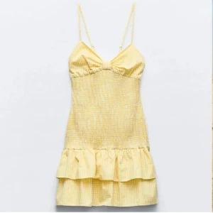 Gul Klänning - Intressekoll på min suuuper fina klänning från zara!! Den är i fint skick och passar perfekt rill sommaren 💗