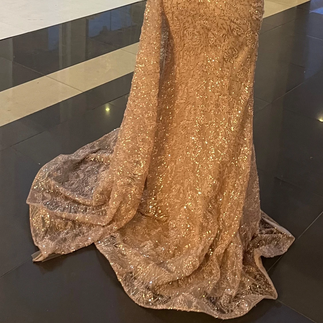 Champagnefärgad glittrig långklänning med slits - 3