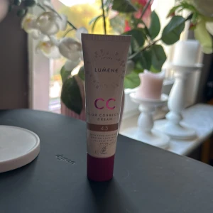 Lumene cc cream 4,5 - En helt ny cc cream endast använd en gång. För ljus för mig.