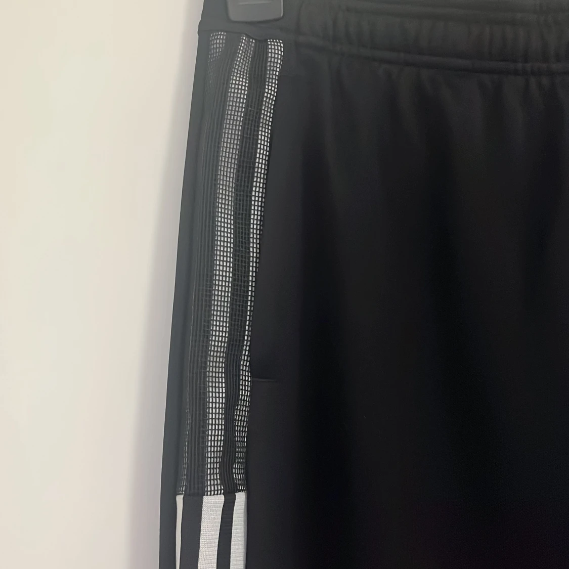 Svarta träningsbyxor från Adidas med vita ränder - 3
