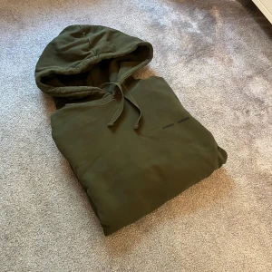 Grön hoodie - Grön hoodie från samsoe samsoe. Tröjan är i bra skick utan några defekter! Skick: 7,5/10