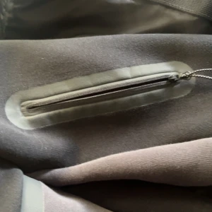 Svart Nike jacka med grönt tryck - Säljer en svart Nike jacka med diskret grönt Nike-tryck på bröstet. Jackan har vattentät dragkedja och praktiska fickor. Perfekt för dig som vill ha en sportig och stilren look.