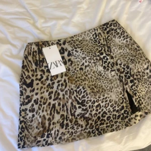 Leopard kjol - Jätte fin leopard kjol som aldrig kommit till användning, de är en mini skirt med en liten slits (se bild 3)💕skullle säga att den är mer som en S än M