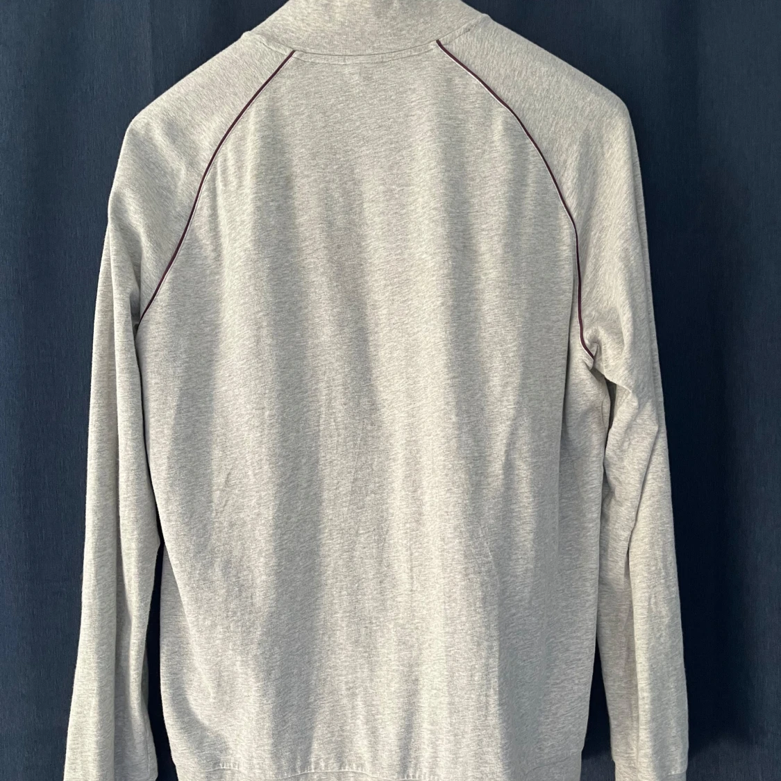 Ljusgrå zip-jacka från Hugo Boss - 2