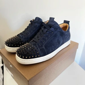 Christian Louboutins med spikar - Säljer nu dessa sjukt feta Christian Louboutins i sällsynt färg. Sparsamt använda och mockan inte tvättade än. Ingen stress med att sälja dem så kom med seriösa bud. Kan såklart tvätta sulorna lite lätt innan de skickas. Mvh