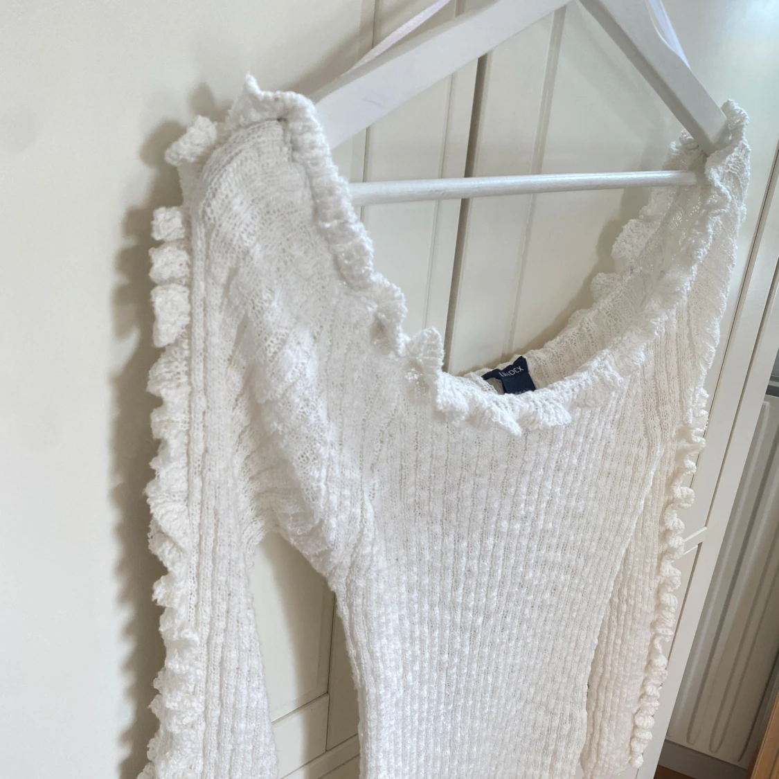 Vit gullig ribbad tröja med volang  - 1