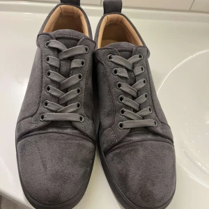 Loubutin skor  - Stilrena loubutin inne för en fräschare vardag med frächare skor, skorna är använda ca 5-6 gånger,Vid snabb affär går priset att diskutera! Box och dustbag medföljer! 