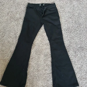 Svarta bootcut jeans - Säljer mina fina svarta jeans från Lindex i storlek 158, jättebra skick använd 1-3 gånger ser nya ut . 
