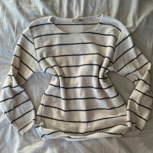 Randig stickadtröja - Jättefin randig stickadtröja köpt i en liten butik i Grekland 💙🫐Perfekt för sena sommarkvällar. Passar storlek s och m