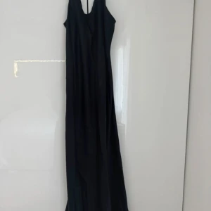 Svart silkelångklänning från Intimissimi - Säljer en elegant svart långklänning från Intimissimi i silke.