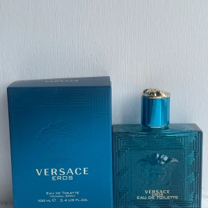 Versace Eros EDT 100ml - Power och passion i en flaska. Eros är energisk, med mint, vanilj och träiga noter som ger en fräsch men maskulin vibe. Funkar lika bra på dejten som på kontoret. Eller båda.  🔹 100ml Eau De Toilette 🔹 Fräsch & sensuell 🔹 En riktig crowdpleaser