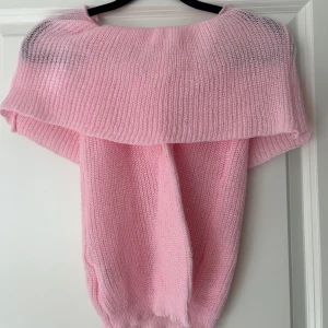 Off shoulder topp - Så fin stickad off shoulder tröja, tunt stickad och den är in en jätte fin rosa färg💗💗