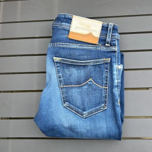 Jacob cohen jeans - Säljer dessa sjuukt feta cohen jeans i en brutalt snygg tvätt med en unik och läcker lapp där bak. Dessa är sjuukt snygga att matcha med t.ex ett par vita ysl skor.  Size 30. Modelm:622. Skick 9/10 inga defekter! Hör av dig vid minsta fundering🤩