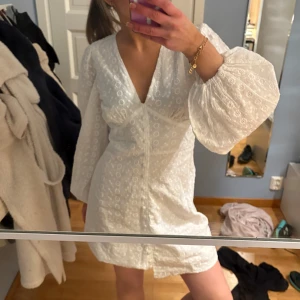 Student klänning - Säljer denna fina vita klänningen från bubbleroom. Aldrig använd, bara testad. Passar perfekt till studenten eller bara en sommarkväll! Slutsåld på hemsidan och nypris 699. 