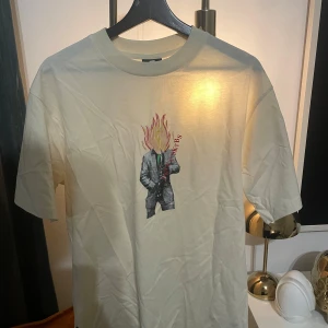 Beige t-shirt med tryck  - T shirt med tryck 