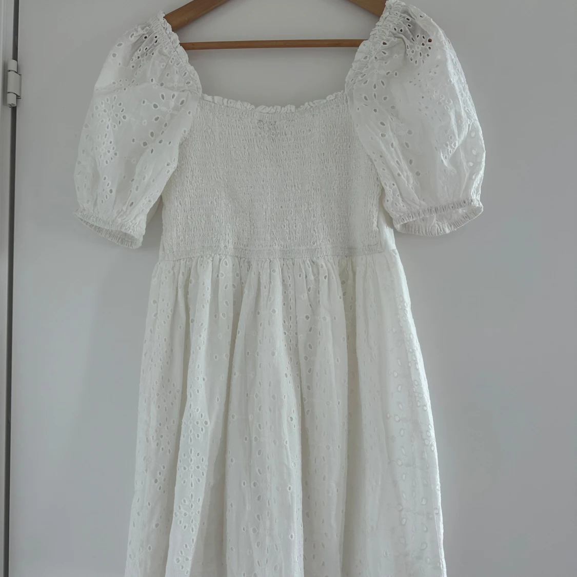 Vit klänning med puffärmar och broderade detaljer - 1