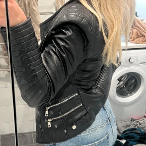 Skinnjacka - Säljer en svart skinnjacka som inte kommer till användning, inte använd mycke alls. Inte så tjock så bra nu till varmare väder🫶🏻