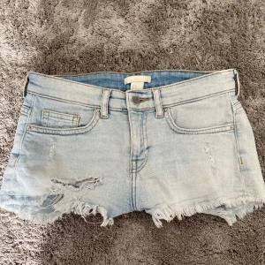 Ljusblåa shorts -  midjemått 36cm