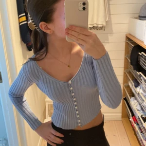 Ljusblå ribbad kofta från NA-KD - Säljer en jätte fin tröja. Knappt använd!💞 säljer för den är lite liten 💞 perfekt för våren