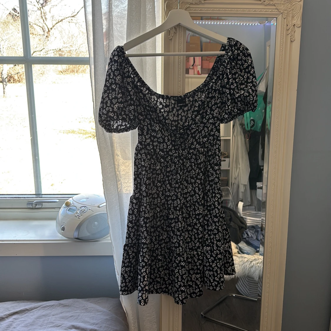 Svart blommig klänning från Gina Tricot