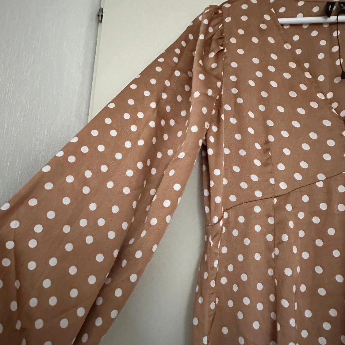 Beige prickig klänning från Vero Moda - 2