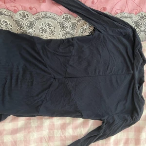 Mörkblå långärmad klänning - En body med bar rygg. Köpte secondhand och finns ingen lapp så vet inte märket eller storlek men är rätt så säker att det är storlek S ☹️😓😅 Har inte använt på jätte länge.😊