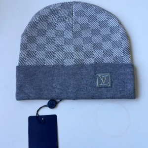 Louis Vuitton mössa - Helt ny mössa. Oanvänd. One size. Fraktar inom 24 timmar. Bästa kvallen. Möter också upp i stochkolm 
