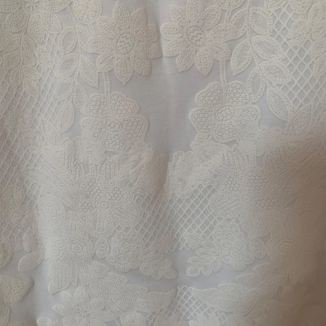 Vit body med puffärmar och spetsdetaljer - 3