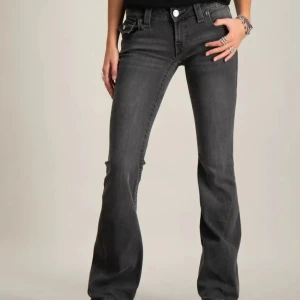 Svarta bootcut jeans - Snygga svarta bootcut jeans med låg midja och klassisk femficksdesign. Perfekta för en stilren look med en touch av retro. Passar bra till både sneakers och klackar.