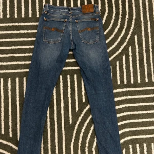 Blå nudie jeans - Snygga blå jeans från nudie. De är i väldigt bra skick, de sitter slim. Pris kan diskuteras. Storlek w27 l34 