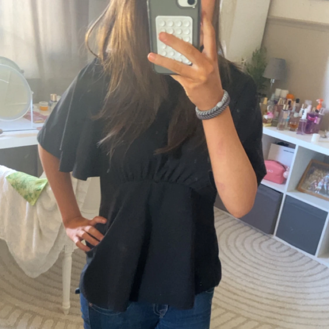 Svart blus med volangärmar