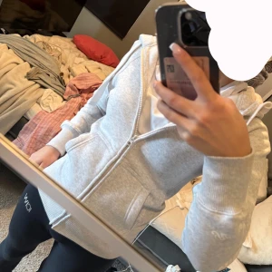 Grå zip hoodie från russemerch - Helt ny och oanvänd zip hoodie från russemerch, säljer pga köpte fel storlek, endast testad, skriv för frågor 💞skulle även kunna tänka mig att byta mot en likadan fast i xs som är i nyskick!
