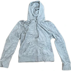 Grå hoodie från Juicy Couture - Säljer en grå hoodie från Juicy Couture med dragkedja och huva.