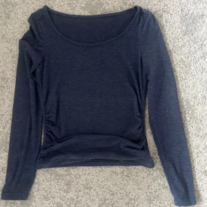 Mörkblå långärmad topp XS - Säljer en stilren mörkblå långärmad topp med rund halsringning. Perfekt för en avslappnad look eller att klä upp med accessoarer. Passar bra till jeans eller kjol. Det är ”skrunch” på sidorna från SHEIN i storlek XS