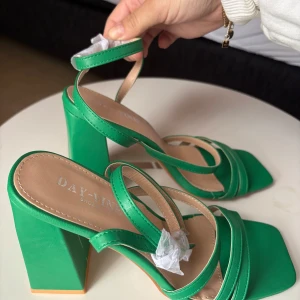 Gröna klackskor från Day Vine - ALDRIG ANVÄNDA! Ett par gröna klackar med remmar och fyrkantig & öppen tå. Perfekt för sommarens alla tillfällen. Bekväm blockklack💕