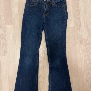 Mörkblå bootcut jeans från Brandy Melville - Säljer ett par snygga mörkblå bootcut jeans från Brandy melville (J. Galt). De har en klassisk femficksdesign och en bekväm passform. Perfekta för en avslappnad stil. Hör av dig vid intresse!