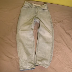 Ljusblå jeans från Levi's - Säljer ett par ljusblå Levi's jeans i modell 578. De har en klassisk femficksdesign och är tillverkade i 100% bomull. Perfekta för en avslappnad stil. De sitter lite mella taperd och baggy fit på mig, säljer dom då dom vart lite för små. Org pris runt 500 på zalando