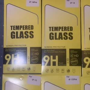 Härdat glas skärmskydd för iPhone - Säljer härdat glas skärmskydd med 9H hårdhet för iPhone-modeller som IP 14Pro, IP 14, IP 15, IP 15Pro och IP 15Promax. Skyddet är HD och har 2.5D rundade kanter för bästa passform och skydd. Perfekt för att hålla din skärm fri från repor och skador.