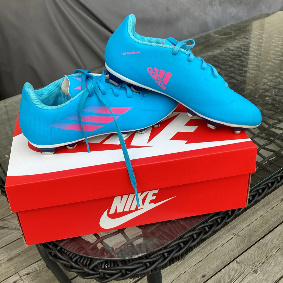 Blå fotbollsskor från Adidas