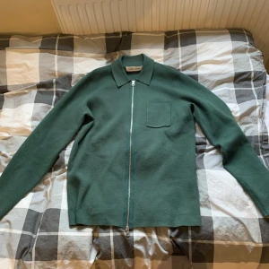 Grön tröja från Samsøe Samsøe - Samsøe Zip i storlek S.