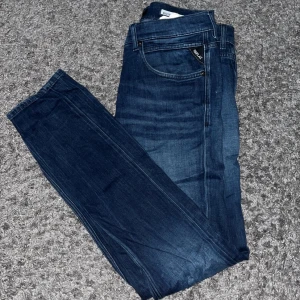 Mörkblå jeans från Replay - Mörkblå jeans från Replay || Skick 8/10 || Storlek 31/34 || Hör av er om ni undrar något!